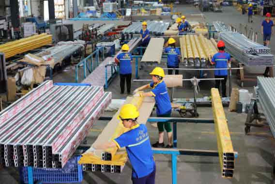 鋁型材定制開模鋁型材打包車間